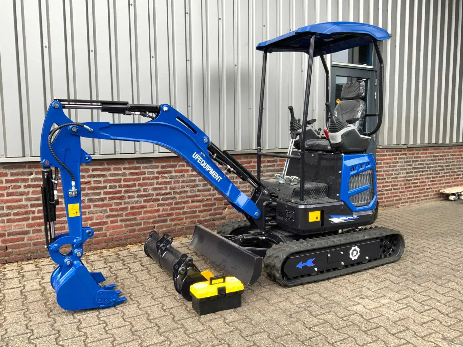 Minigravers, gereedschappen, schoonmaakmachines, aggregaten en intern transportmateriaal