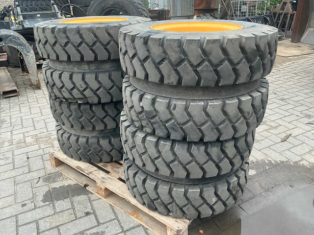 Mitas fork lift fl-08 dubbellucht bandenset voor volvo ew60 kraan - afbeelding 1 van  11