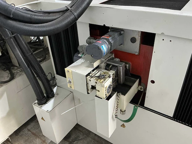 Mitsubishi - 1999 - fx20k - draadvonk- en erodeermachine - afbeelding 14 van  26