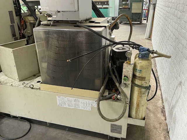 Mitsubishi - 1999 - fx20k - draadvonk- en erodeermachine - afbeelding 19 van  26