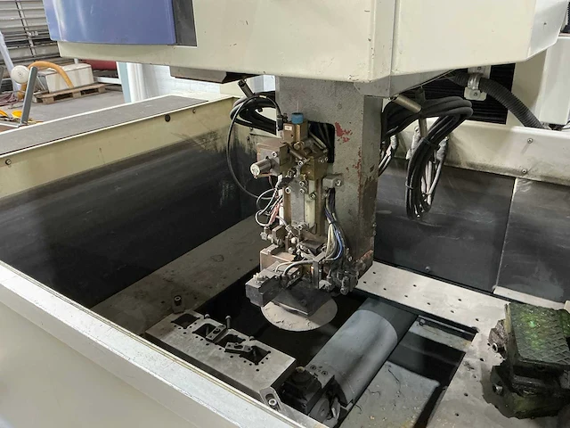 Mitsubishi - 1999 - fx20k - draadvonk- en erodeermachine - afbeelding 23 van  26