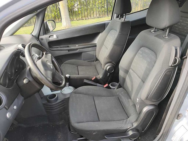 Mitsubishi - 2005 - colt - 1.3 invite - 39-rs-hd - afbeelding 3 van  14