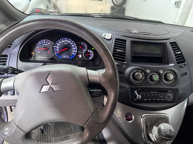 Mitsubishi - grandis - 2.4-16v intense 6p. - 16-pb-nk - afbeelding 2 van  17