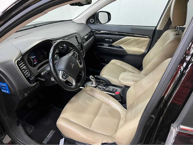 Mitsubishi - outlander - 2.0 ev plug in hybrid - lpg - personenauto -2015 - afbeelding 2 van  38