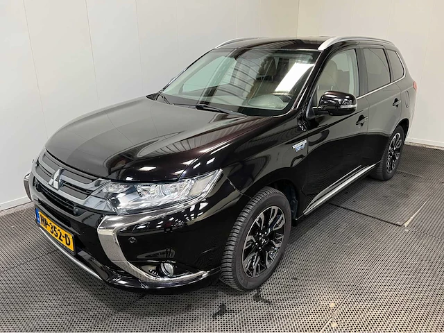 Mitsubishi - outlander - 2.0 ev plug in hybrid - lpg - personenauto -2015 - afbeelding 1 van  38