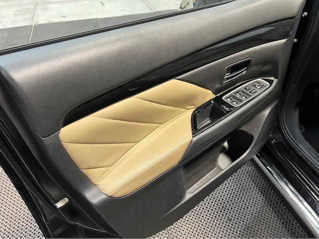 Mitsubishi - outlander - 2.0 ev plug in hybrid - lpg - personenauto -2015 - afbeelding 37 van  38
