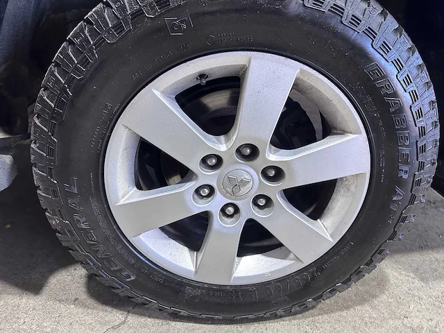 Mitsubishi - pajero - 3.2 di-d invite pv automaat- 5-vrh-43 - afbeelding 13 van  21