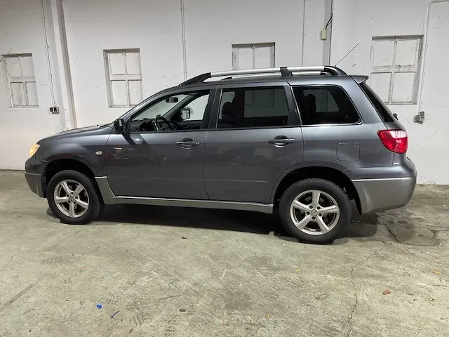 Mitsubishi outlander 2.0 invite+, 42-tj-jv - afbeelding 2 van  16