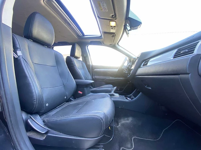 Mitsubishi outlander 2.0 phev instyle+ 2013 | 1-svb-73 - afbeelding 26 van  33