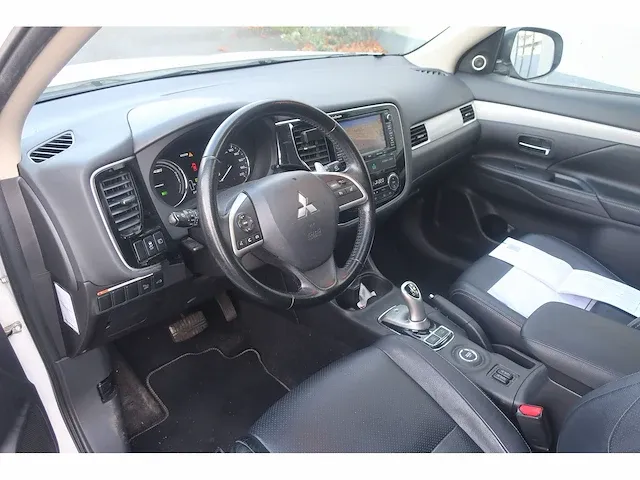 Mitsubishi outlander 2.0 phev instyle, 4-sxz-74 - afbeelding 13 van  15