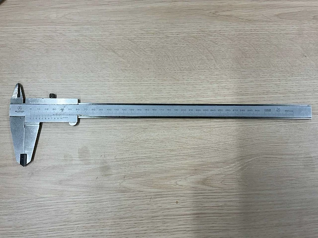 Mitutoyo werkplaatsschuifmaat met noniusaflezing 300mm - afbeelding 1 van  3