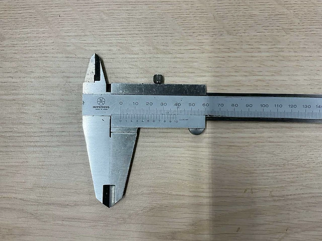 Mitutoyo werkplaatsschuifmaat met noniusaflezing 300mm - afbeelding 2 van  3
