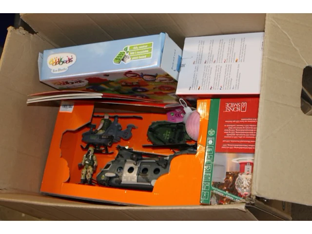 Mix doos met restanten van markt en magazijn - afbeelding 1 van  5
