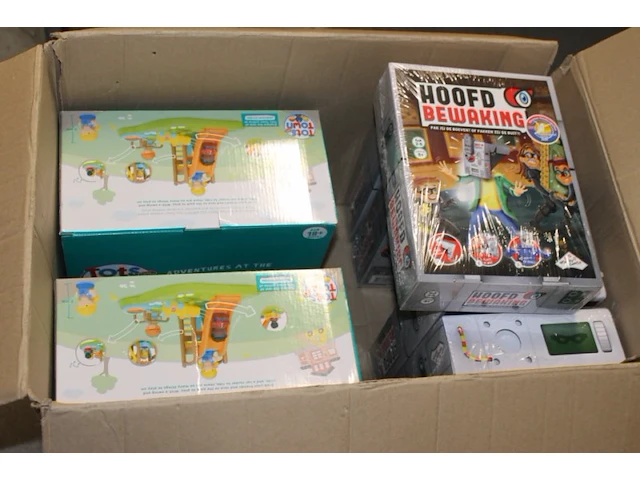 Mix doos met restanten van markt en magazijn - afbeelding 1 van  5