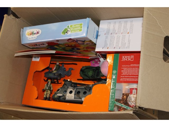 Mix doos met restanten van markt en magazijn - afbeelding 4 van  5