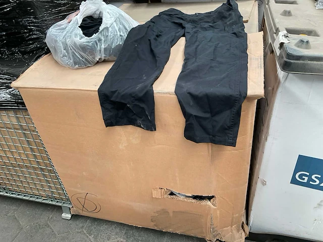 Mix palletbox clothes - afbeelding 2 van  2
