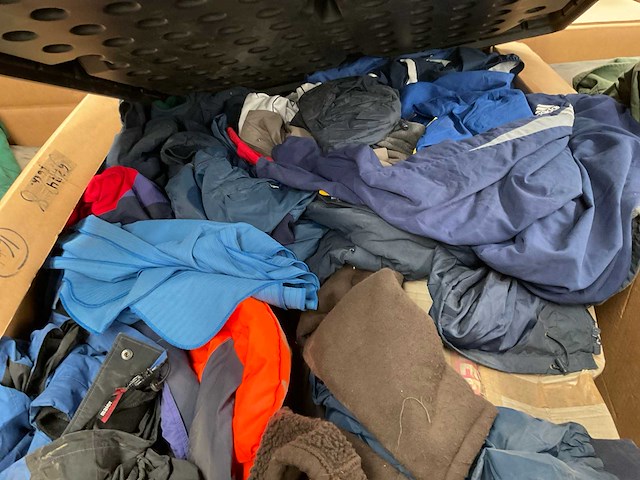 Mix palletbox work and sport clothes - afbeelding 2 van  3