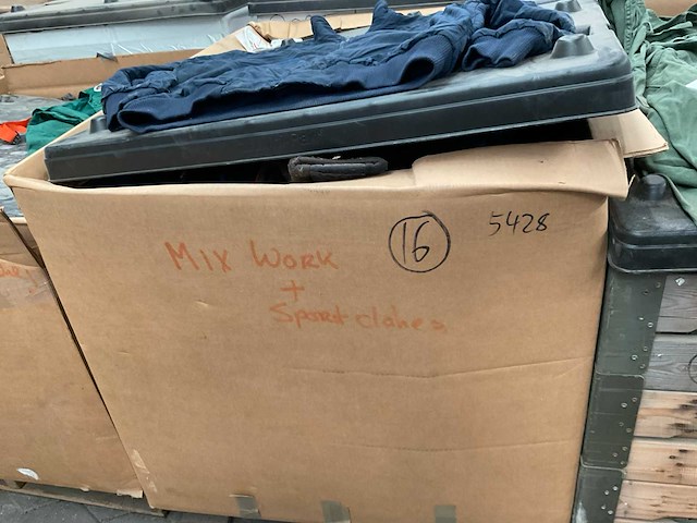 Mix palletbox work and sport clothes - afbeelding 3 van  3