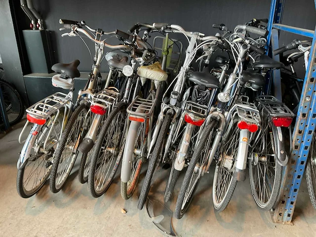 Mix partij - herenfietsen en damesfietsen - damesfietsen (10x) - afbeelding 1 van  8