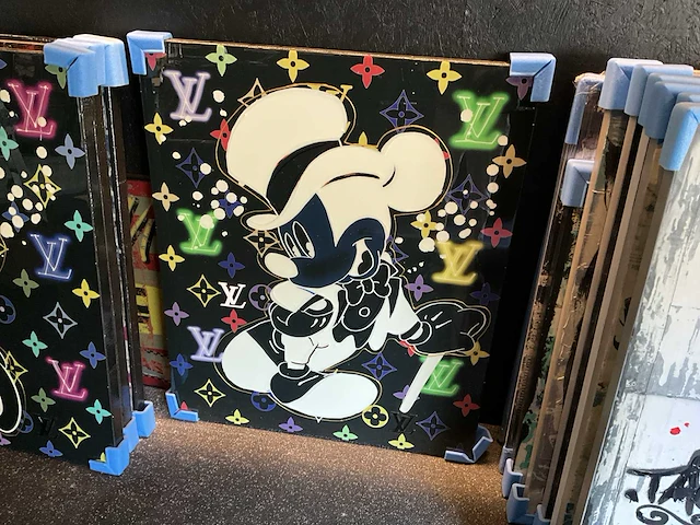 Mixed media 3d epoxy micha baker “mickey mouse lv” - afbeelding 1 van  5