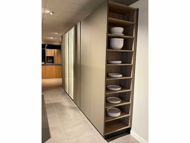 Mk 2515 zera hpl xt eiland showroomkeuken met hoge kastenwand - afbeelding 10 van  40