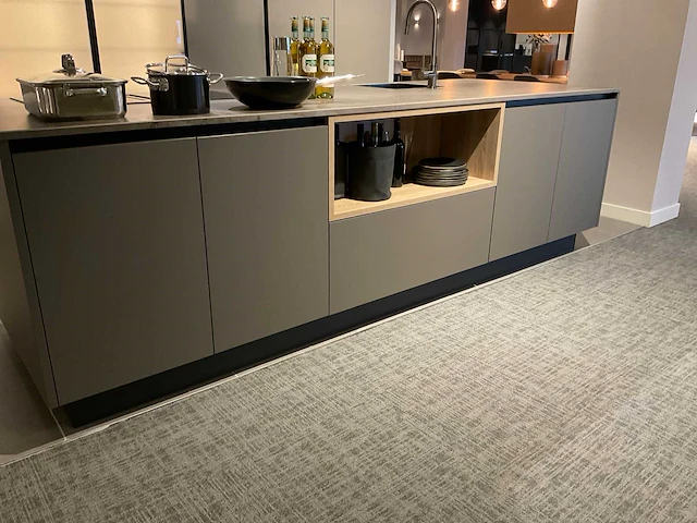 Mk 2515 zera hpl xt eiland showroomkeuken met hoge kastenwand - afbeelding 11 van  40