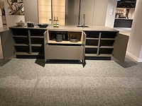 Mk 2515 zera hpl xt eiland showroomkeuken met hoge kastenwand - afbeelding 12 van  40