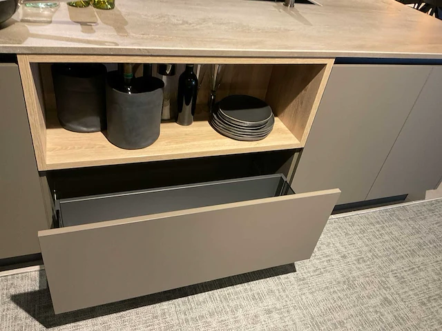 Mk 2515 zera hpl xt eiland showroomkeuken met hoge kastenwand - afbeelding 13 van  40
