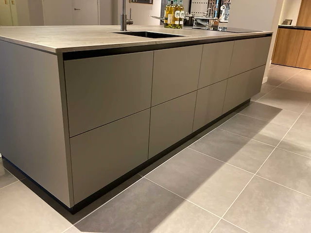 Mk 2515 zera hpl xt eiland showroomkeuken met hoge kastenwand - afbeelding 14 van  40