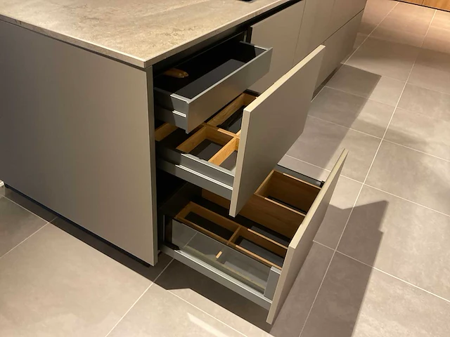Mk 2515 zera hpl xt eiland showroomkeuken met hoge kastenwand - afbeelding 15 van  40