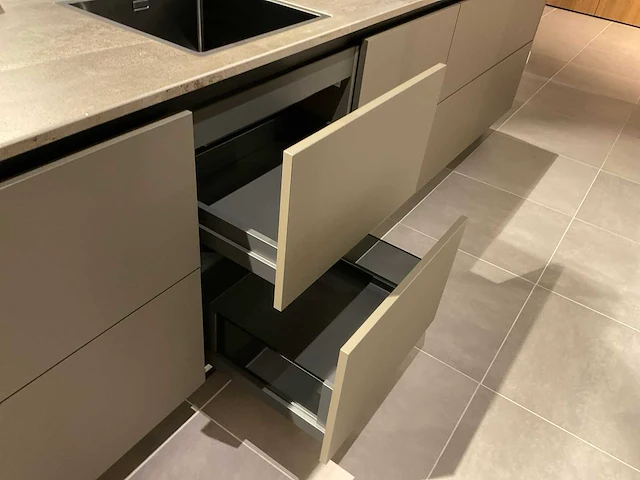 Mk 2515 zera hpl xt eiland showroomkeuken met hoge kastenwand - afbeelding 16 van  40