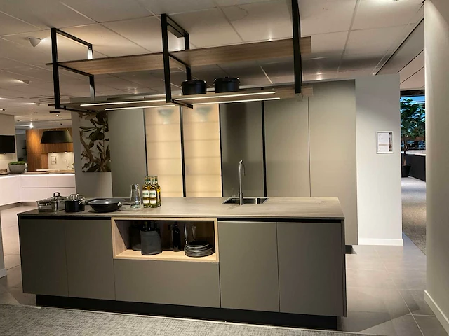 Mk 2515 zera hpl xt eiland showroomkeuken met hoge kastenwand - afbeelding 1 van  40
