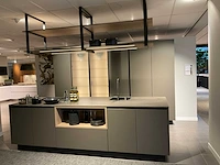 Mk 2515 zera hpl xt eiland showroomkeuken met hoge kastenwand - afbeelding 1 van  40