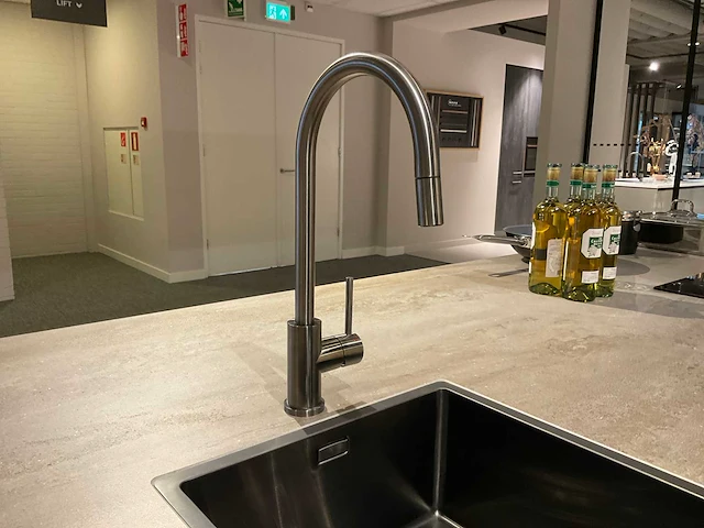 Mk 2515 zera hpl xt eiland showroomkeuken met hoge kastenwand - afbeelding 23 van  40