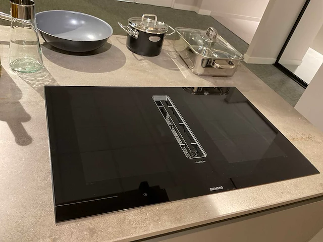 Mk 2515 zera hpl xt eiland showroomkeuken met hoge kastenwand - afbeelding 25 van  40