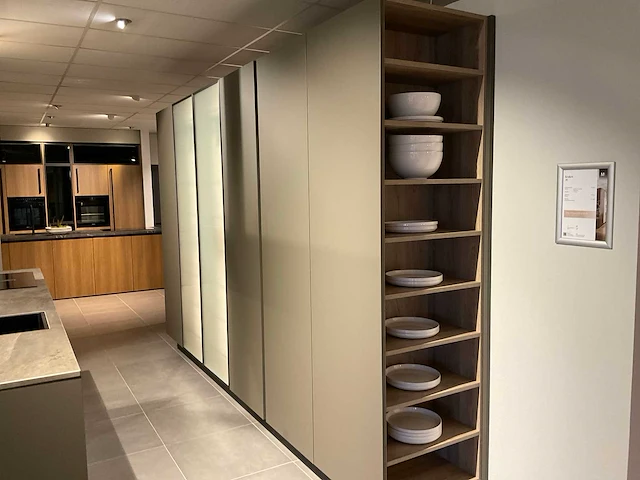 Mk 2515 zera hpl xt eiland showroomkeuken met hoge kastenwand - afbeelding 26 van  40