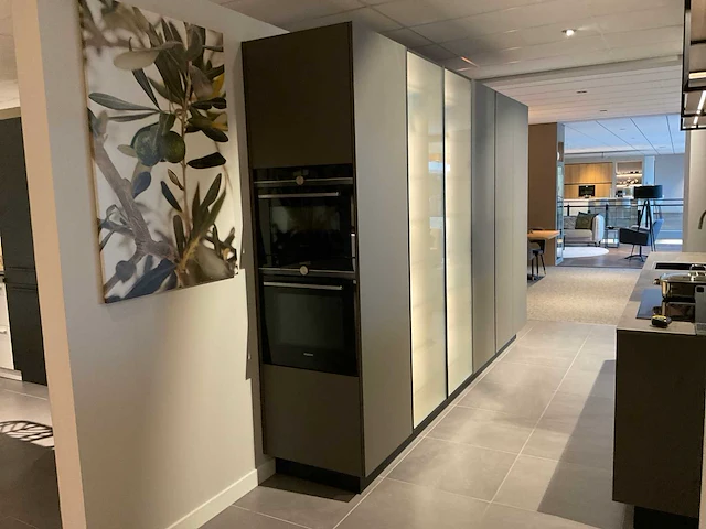 Mk 2515 zera hpl xt eiland showroomkeuken met hoge kastenwand - afbeelding 27 van  40