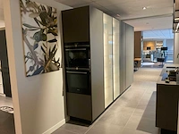 Mk 2515 zera hpl xt eiland showroomkeuken met hoge kastenwand - afbeelding 27 van  40