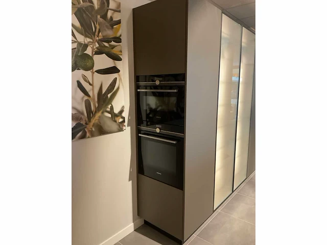Mk 2515 zera hpl xt eiland showroomkeuken met hoge kastenwand - afbeelding 28 van  40