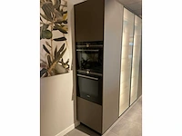 Mk 2515 zera hpl xt eiland showroomkeuken met hoge kastenwand - afbeelding 28 van  40