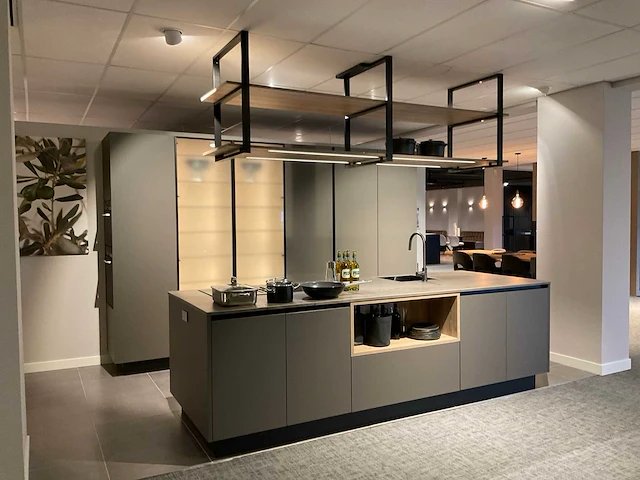 Mk 2515 zera hpl xt eiland showroomkeuken met hoge kastenwand - afbeelding 2 van  40