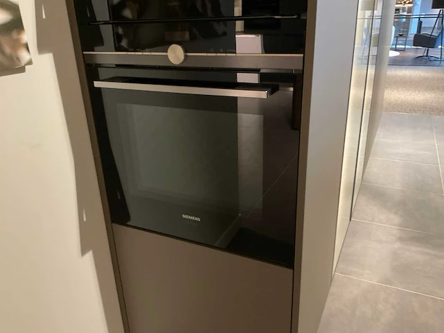 Mk 2515 zera hpl xt eiland showroomkeuken met hoge kastenwand - afbeelding 31 van  40