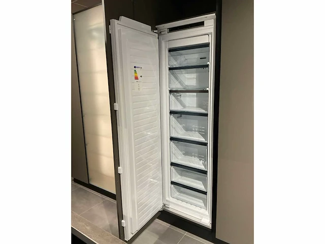 Mk 2515 zera hpl xt eiland showroomkeuken met hoge kastenwand - afbeelding 34 van  40