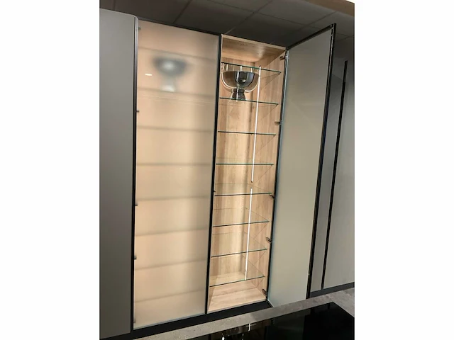 Mk 2515 zera hpl xt eiland showroomkeuken met hoge kastenwand - afbeelding 37 van  40