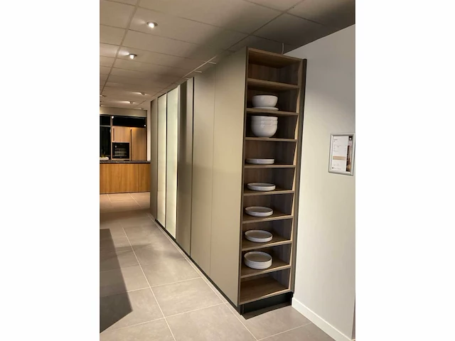 Mk 2515 zera hpl xt eiland showroomkeuken met hoge kastenwand - afbeelding 3 van  40