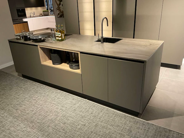 Mk 2515 zera hpl xt eiland showroomkeuken met hoge kastenwand - afbeelding 4 van  40