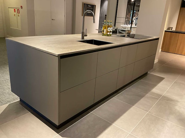 Mk 2515 zera hpl xt eiland showroomkeuken met hoge kastenwand - afbeelding 5 van  40