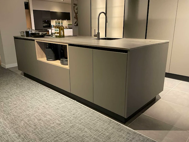 Mk 2515 zera hpl xt eiland showroomkeuken met hoge kastenwand - afbeelding 6 van  40