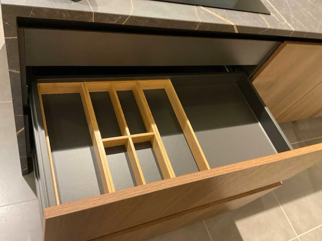 Mk 2585 zera ver sy eiland showroomkeuken met hoge kastenwand - afbeelding 10 van  33