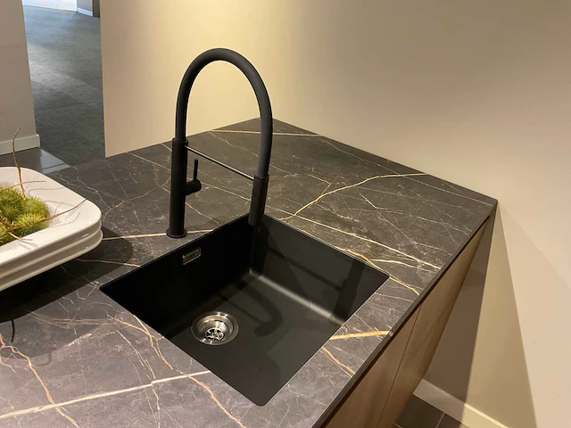 Mk 2585 zera ver sy eiland showroomkeuken met hoge kastenwand - afbeelding 11 van  33